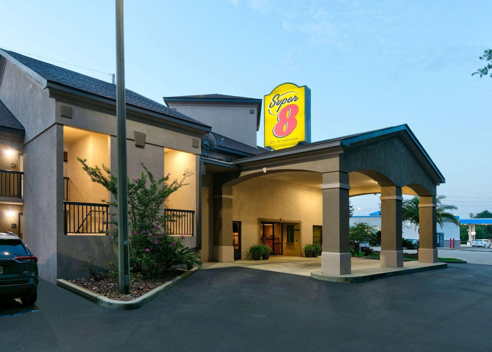 Varios Super 8 by Wyndham Diberville Biloxi Area