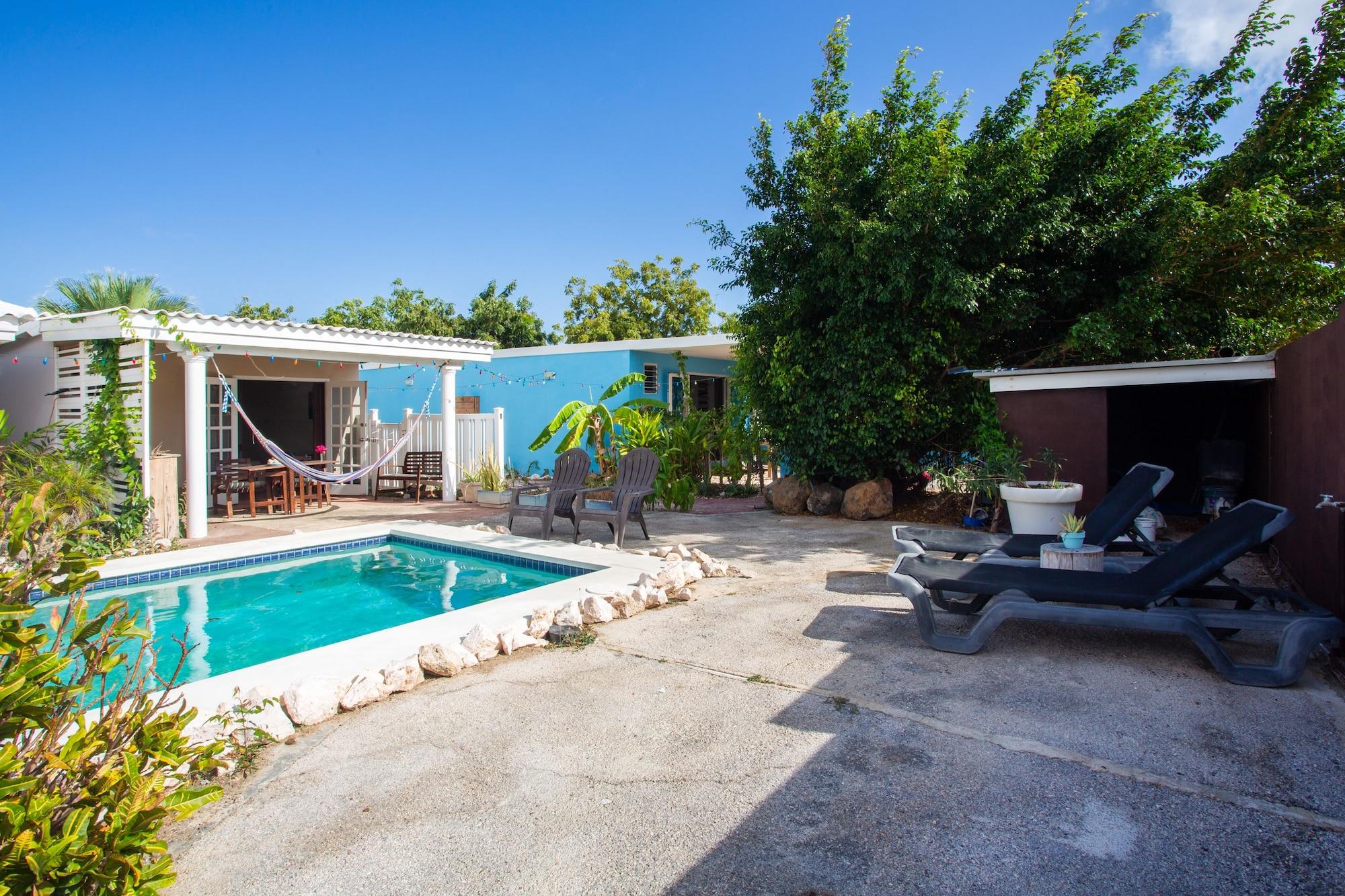 Vista Exterior Tropical Breeze Apartments