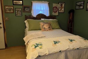 Alquiler Vacacional - WWII Room Cabin & memorabilia in a comfortable campground with AC in the country