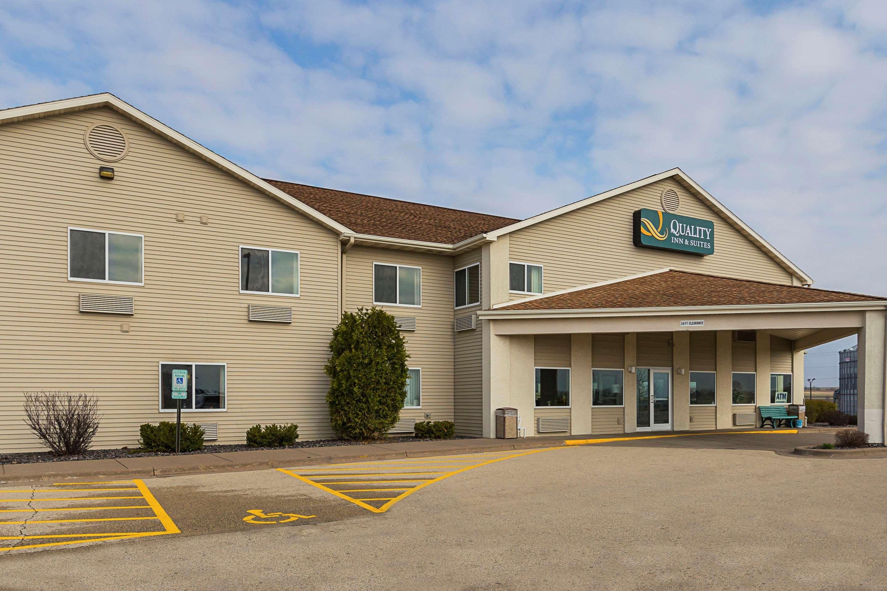 Vista Exterior Quality Inn & Suites Belmont Route 151
