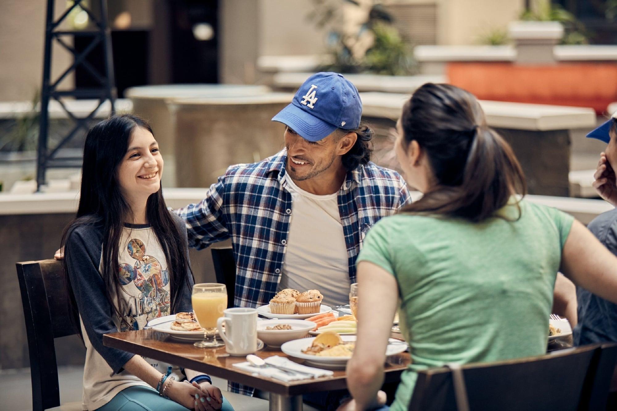 Restaurant Embassy Suites by Hilton Los Angeles Downey