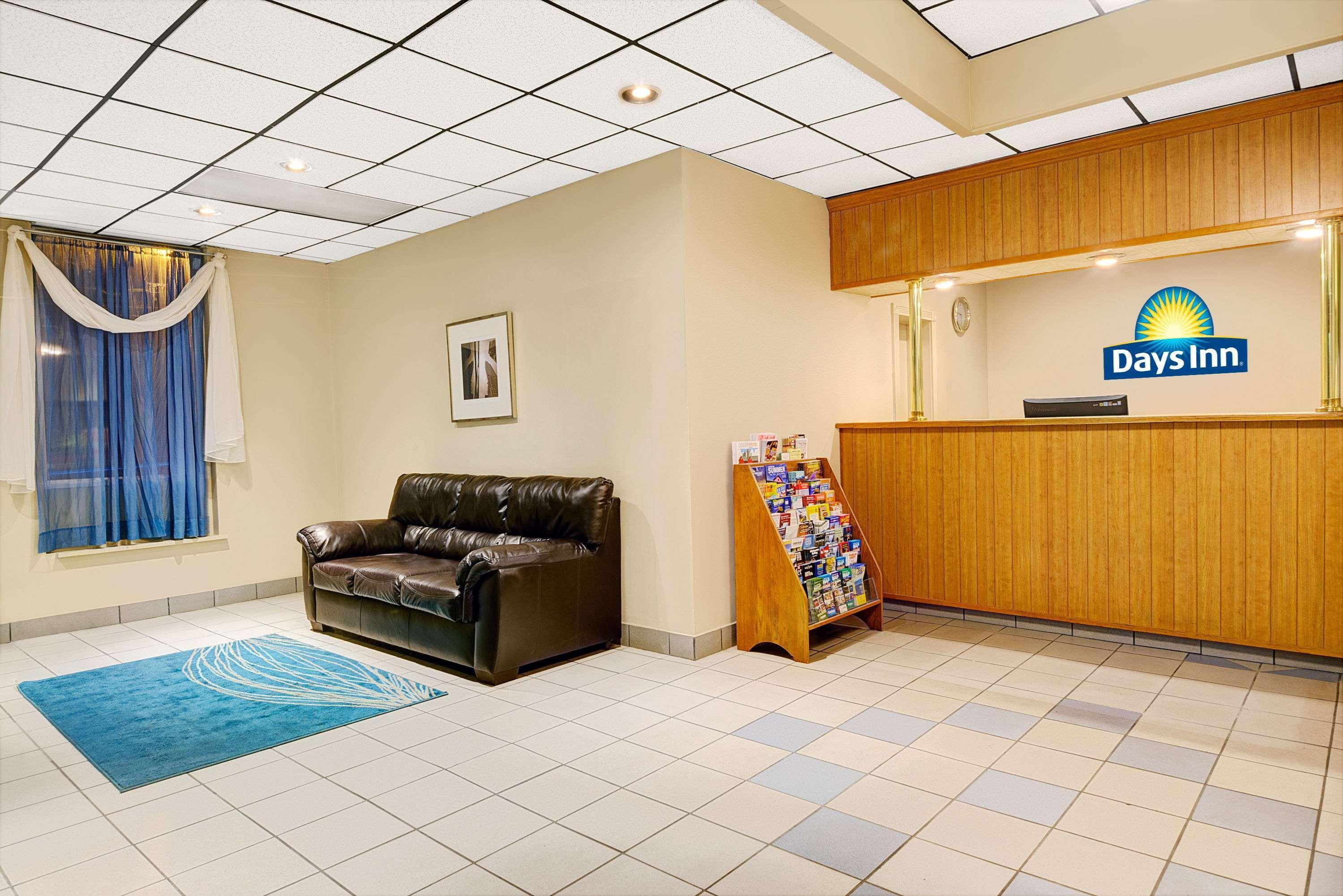 Vista Lobby Days Inn by Wyndham Southington