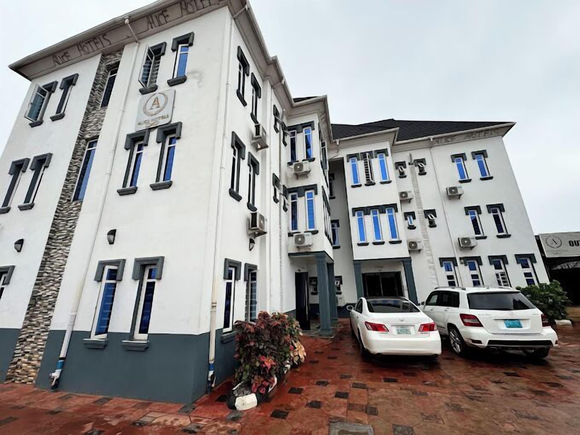 Vista Exterior Alice Suites