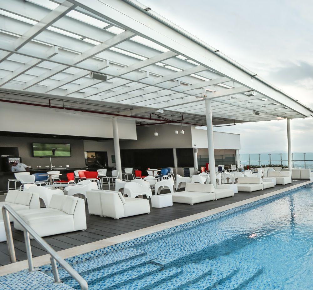 Vista da piscina Holiday Inn Bucaramanga Cacique