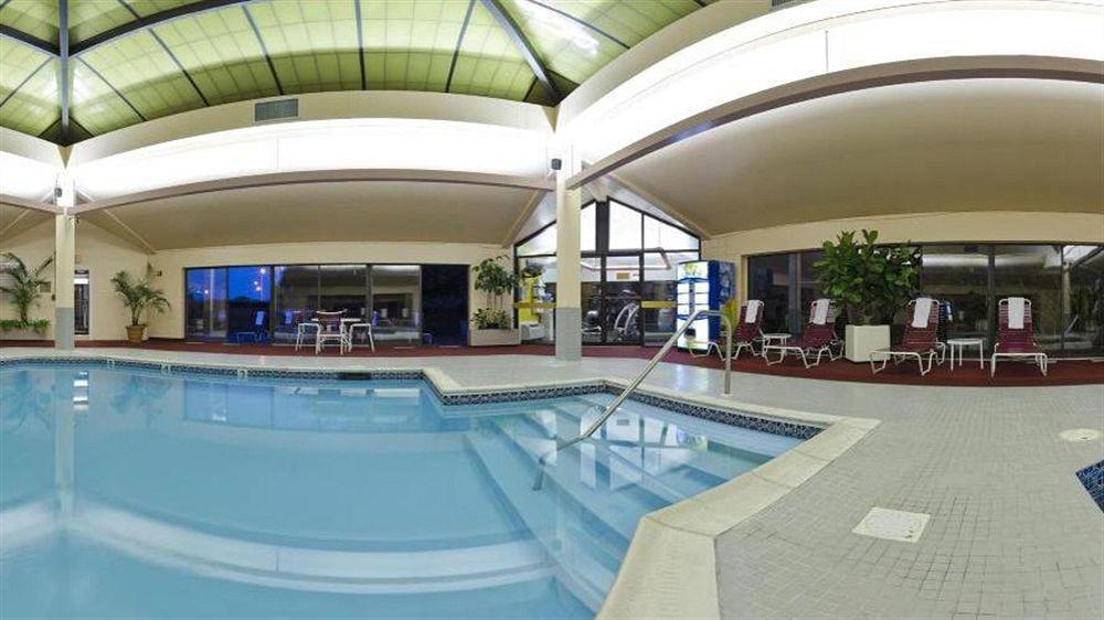 Vista Piscina Crowne Plaza Providence-Warwick Airport