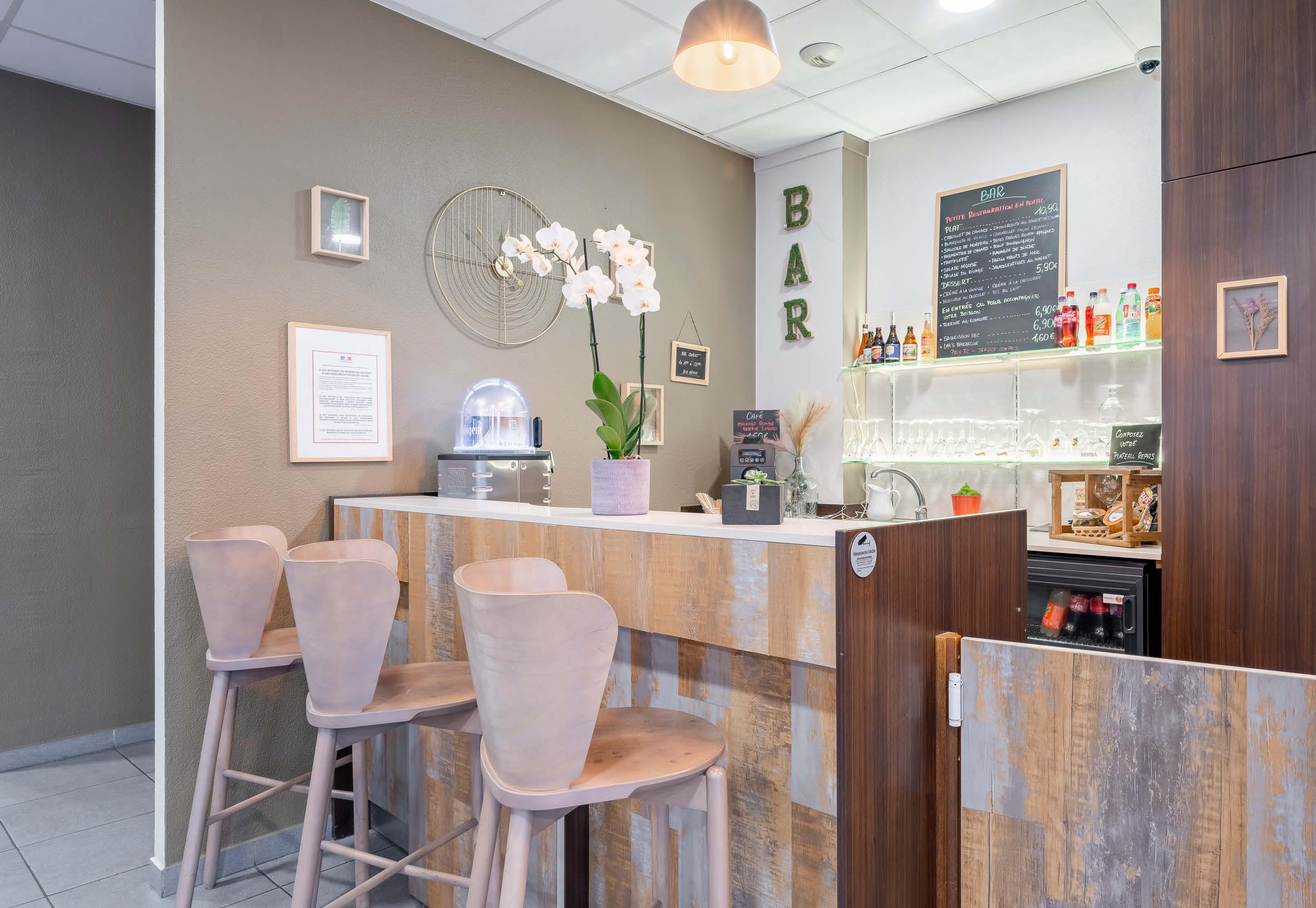 Bar/Salón B&B HOTEL MAUBEUGE LOUVROIL
