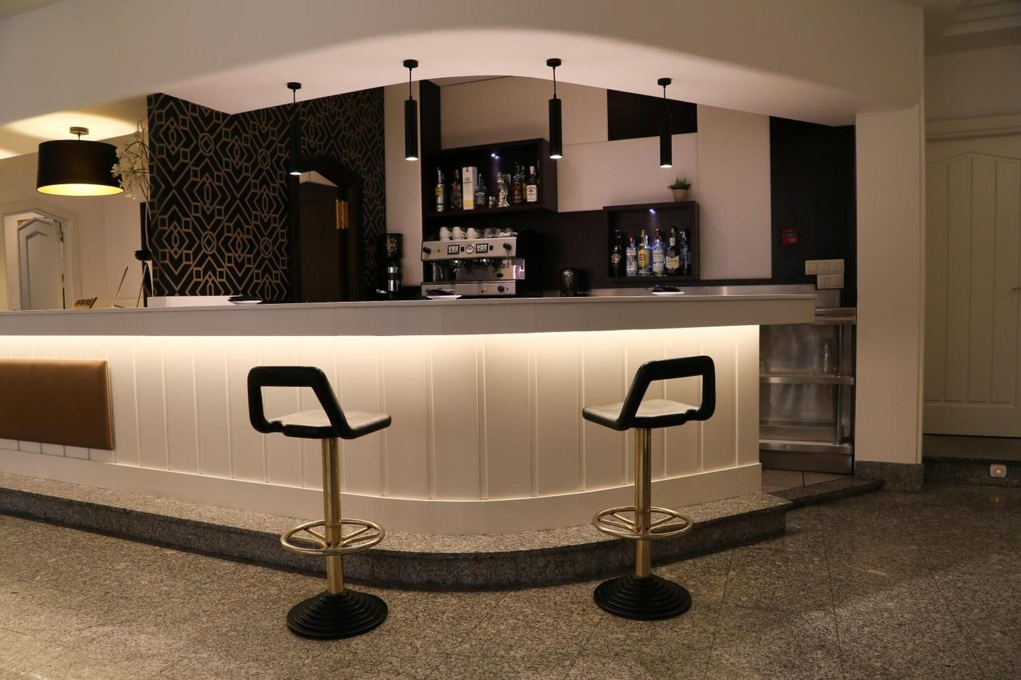 Bar/Salón Hostal Carlos III
