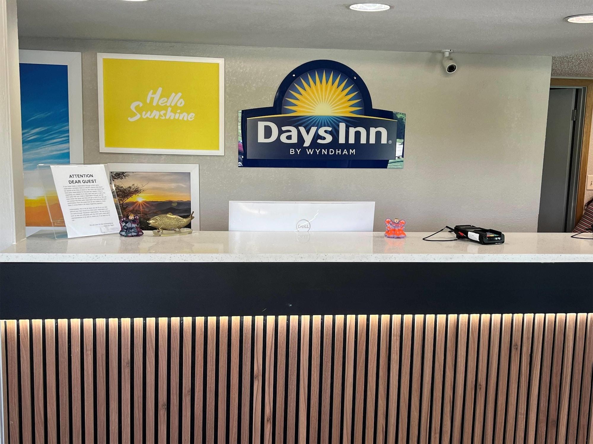 Vista Lobby Days Inn by Wyndham Kansas City Northeast