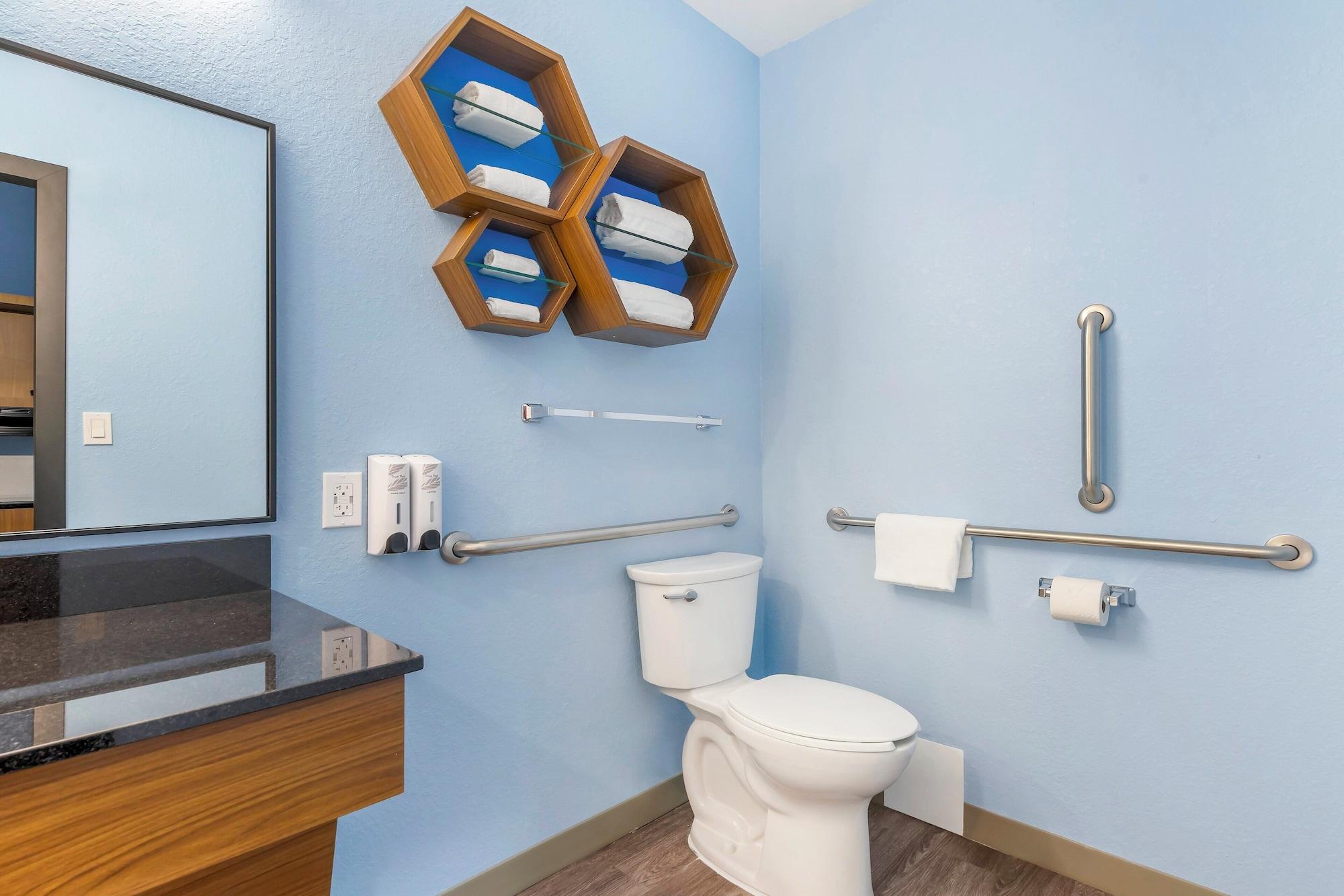 Equipamiento de Habitación HomeTowne Studios by Red Roof Tampa - Airport