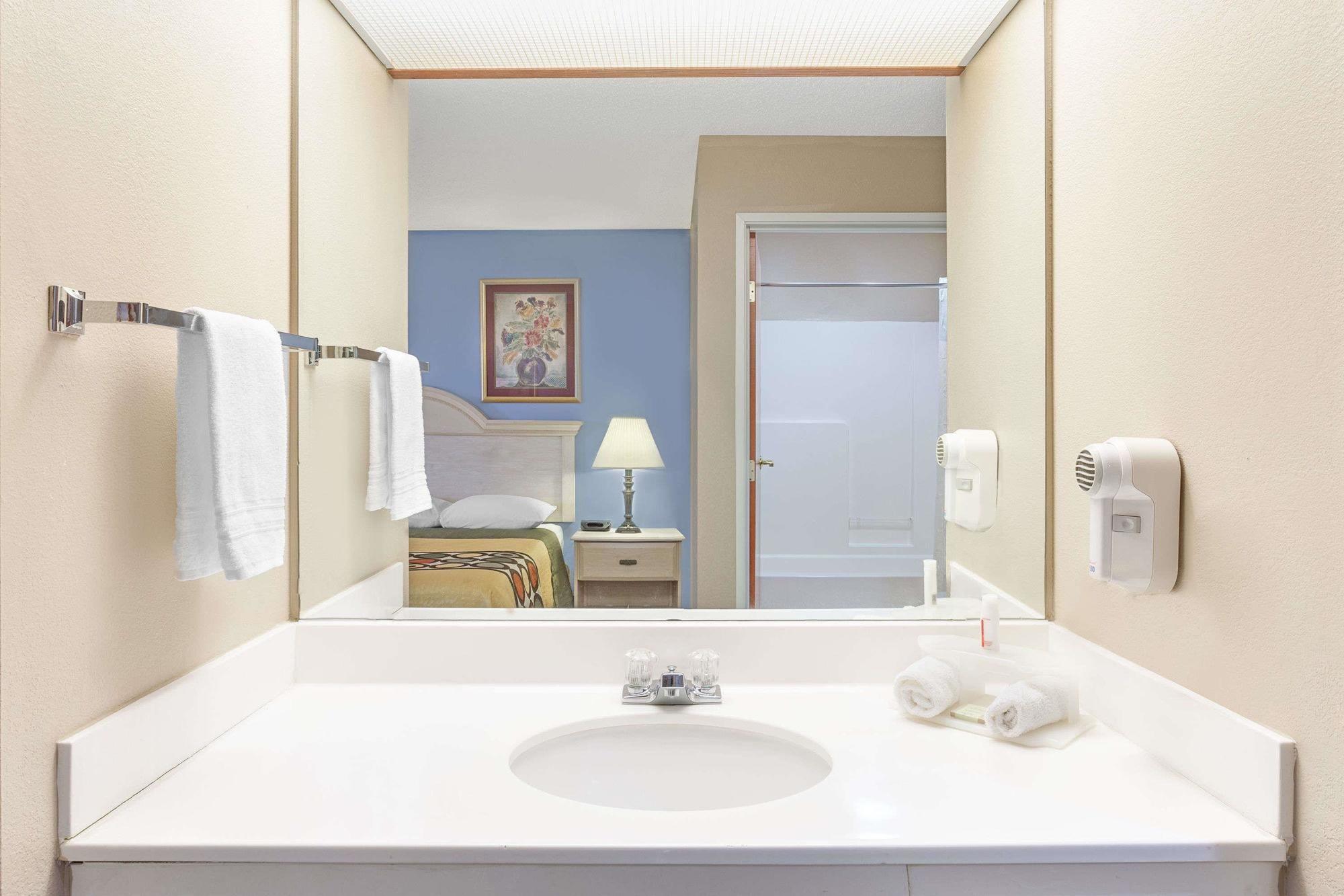 Equipamiento de Habitación Super 8 by Wyndham Freeport