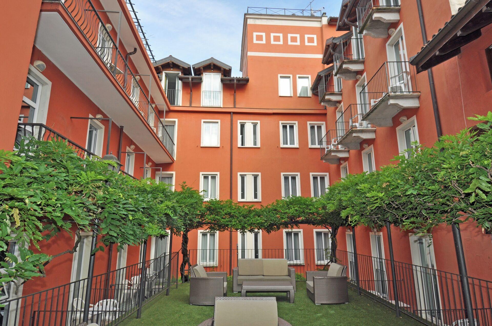 Vista Exterior Cavour 30TRE - Hotel Moderno