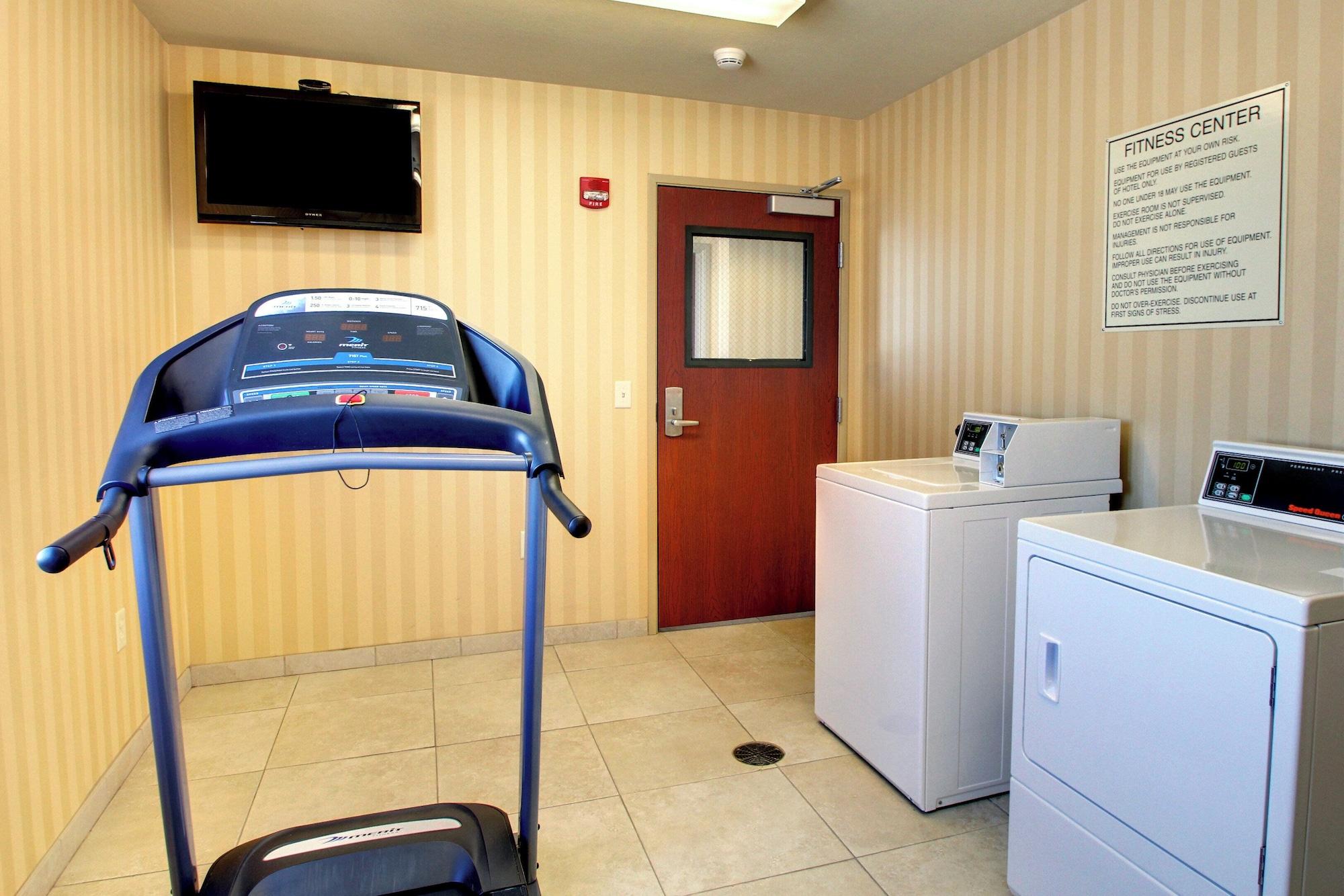 Gimnasio Cobblestone Inn & Suites - Carrington