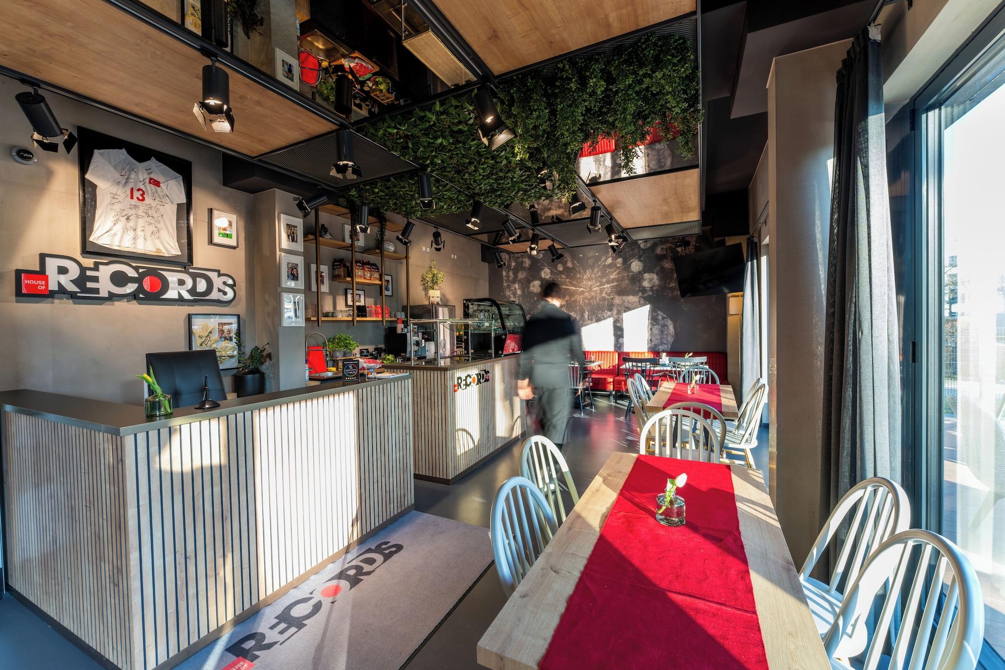 Varios House of Records