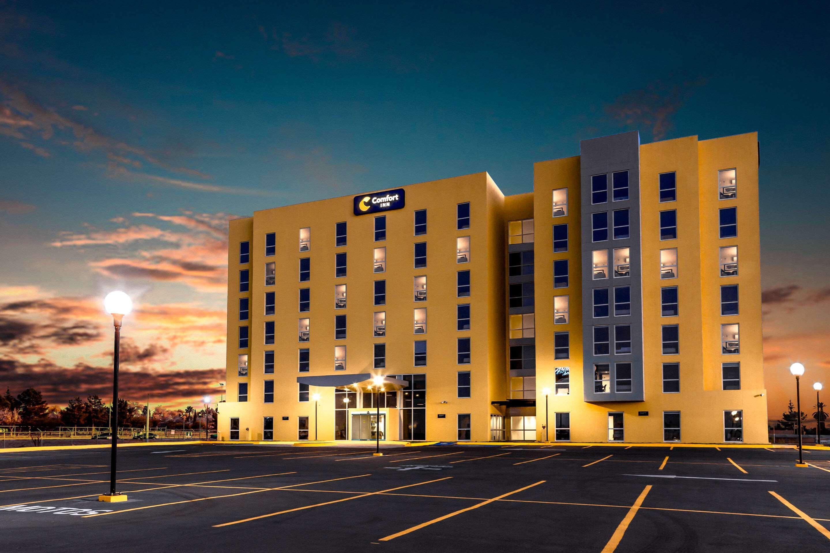 Vista Exterior Comfort Inn Delicias