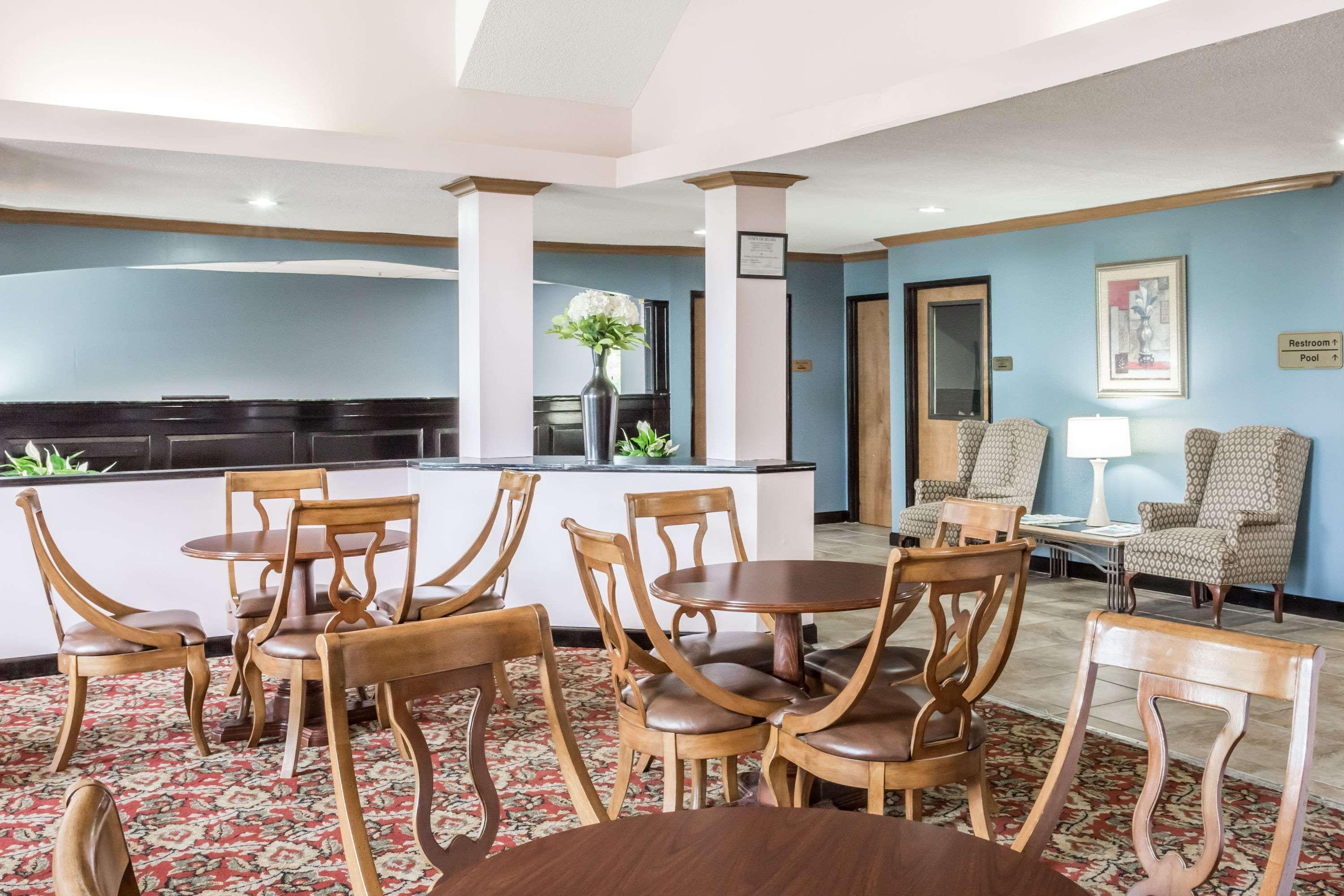Vista Lobby Days Inn by Wyndham Selma
