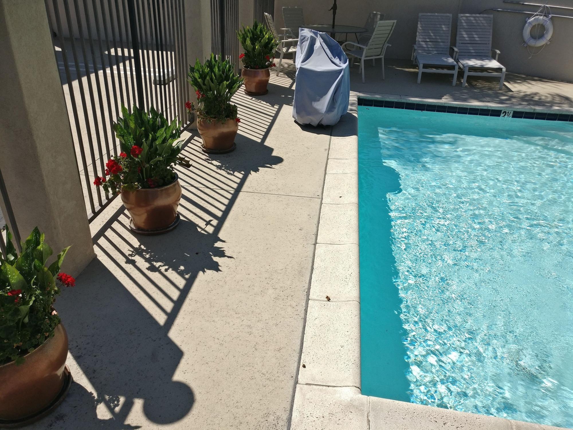 Vista Piscina Burbank Inn and Suites