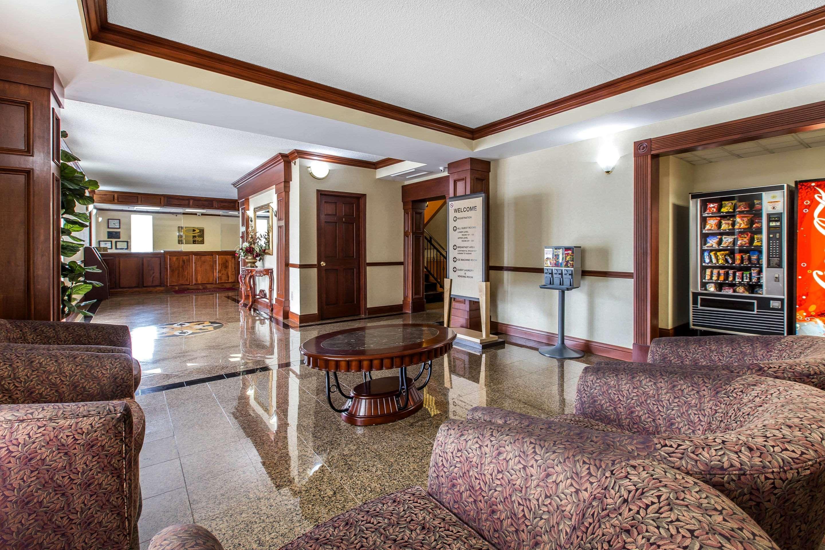 Vista Lobby Econo Lodge At Six Flags