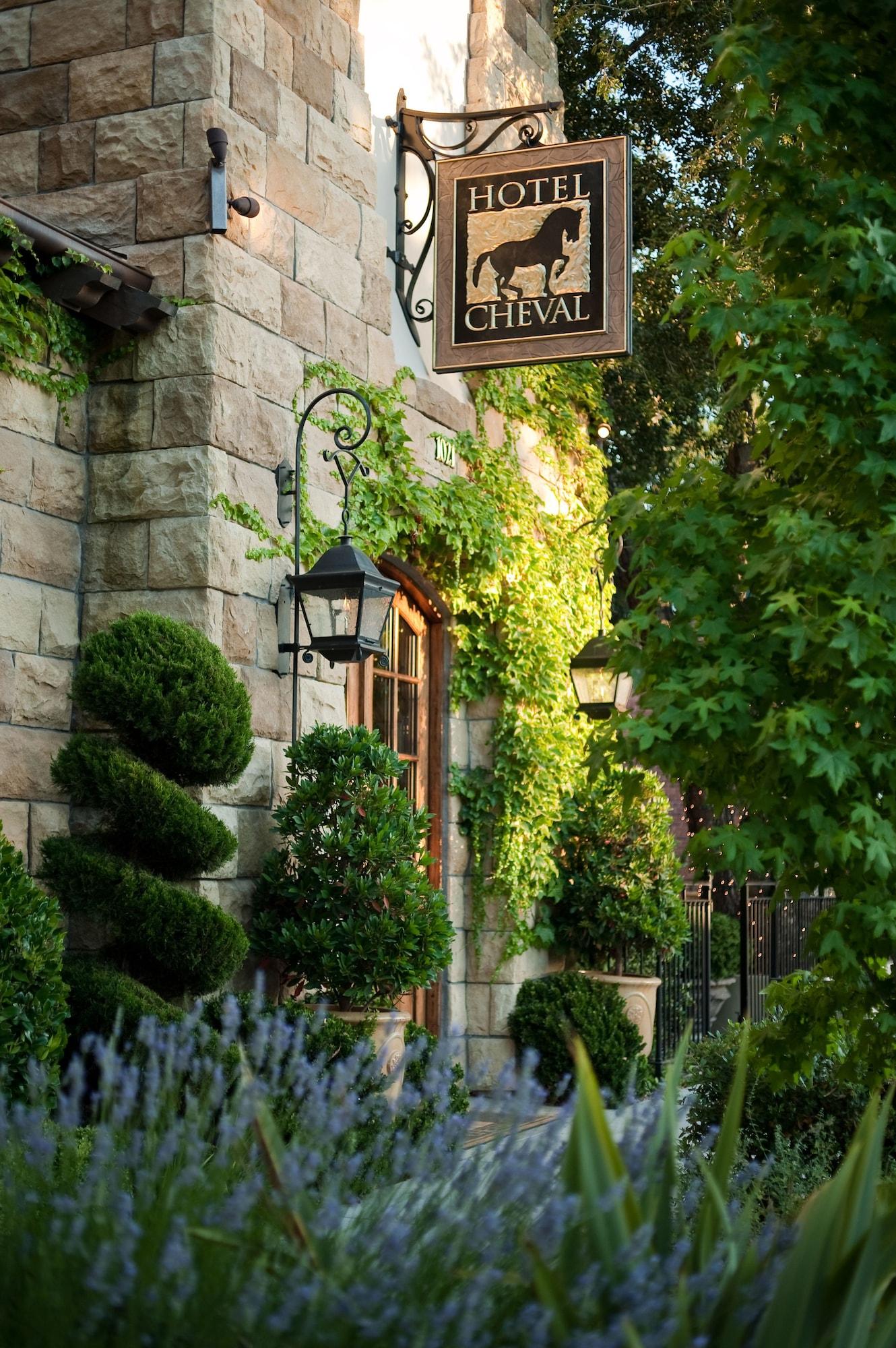 Vista Exterior Hotel Cheval
