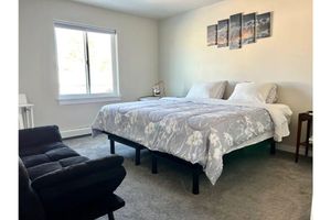 Alquiler Vacacional - Clean large private bedroom w attached bathroom.!