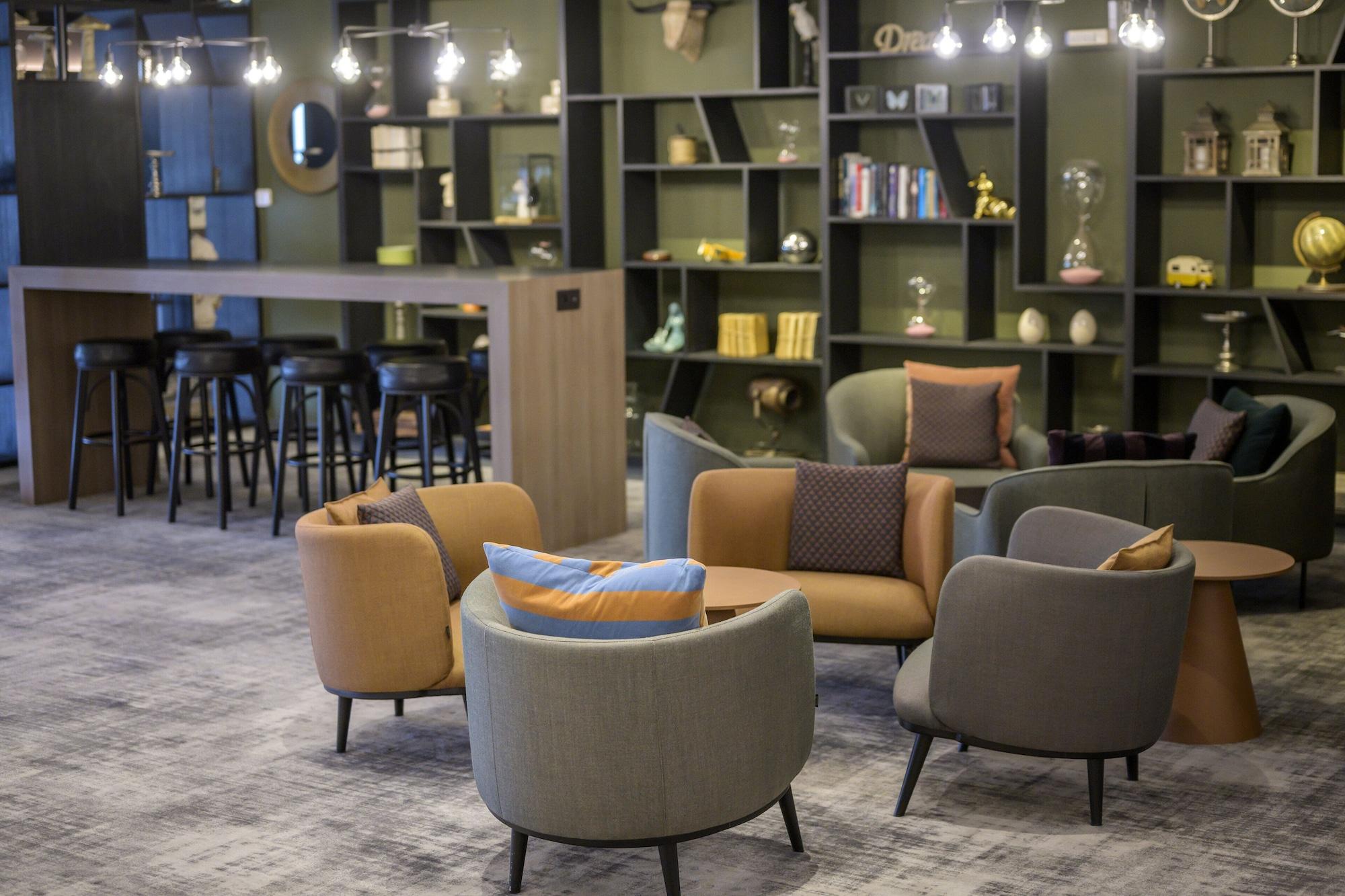 Vista Lobby Holiday Inn Brussels Airport by IHG