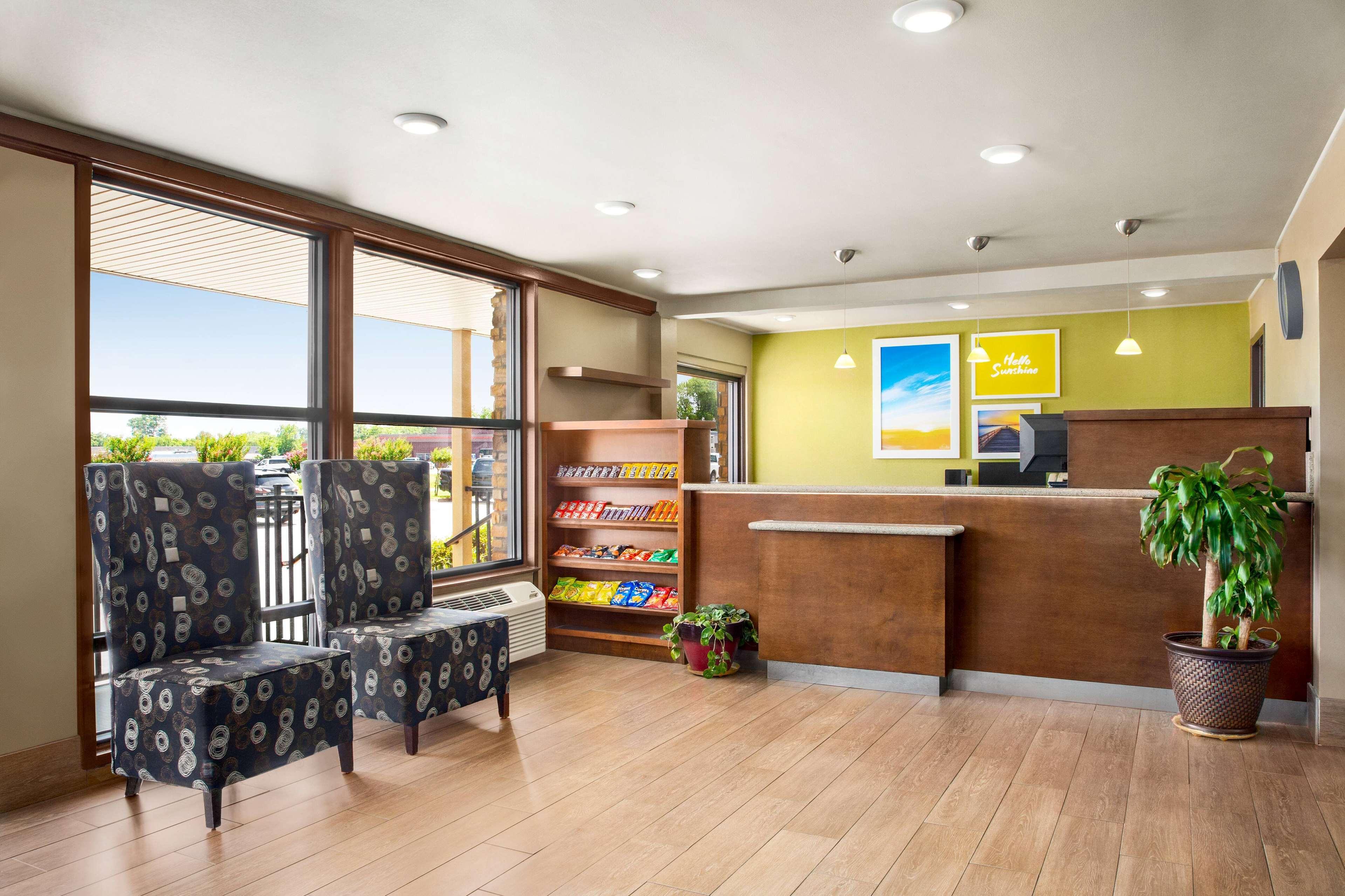 Vista Lobby Days Inn by Wyndham Paris