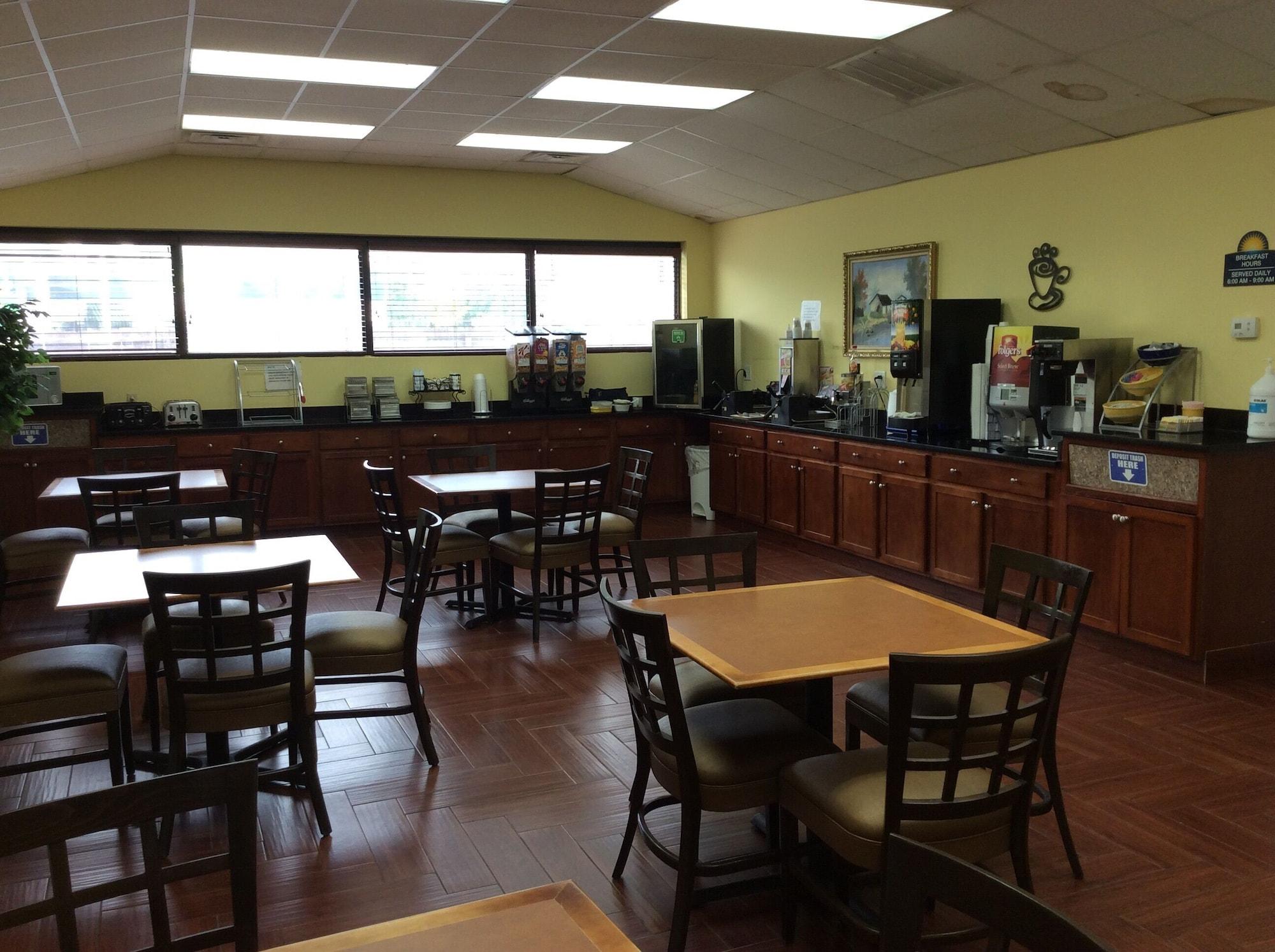 Restaurant Days Inn by Wyndham Fayetteville-South/I-95 Exit 49