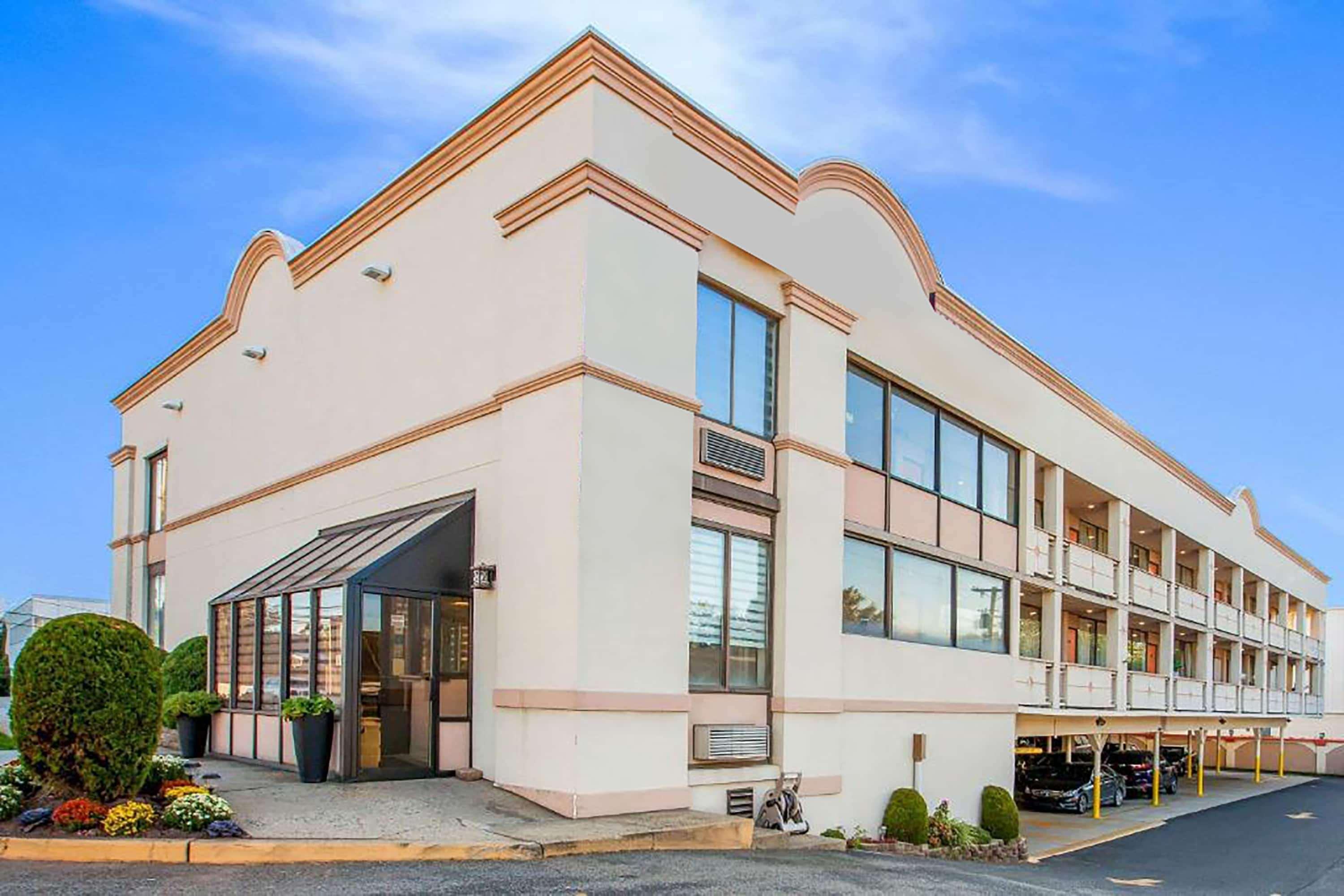 Varios Super 8 by Wyndham Meadowlands