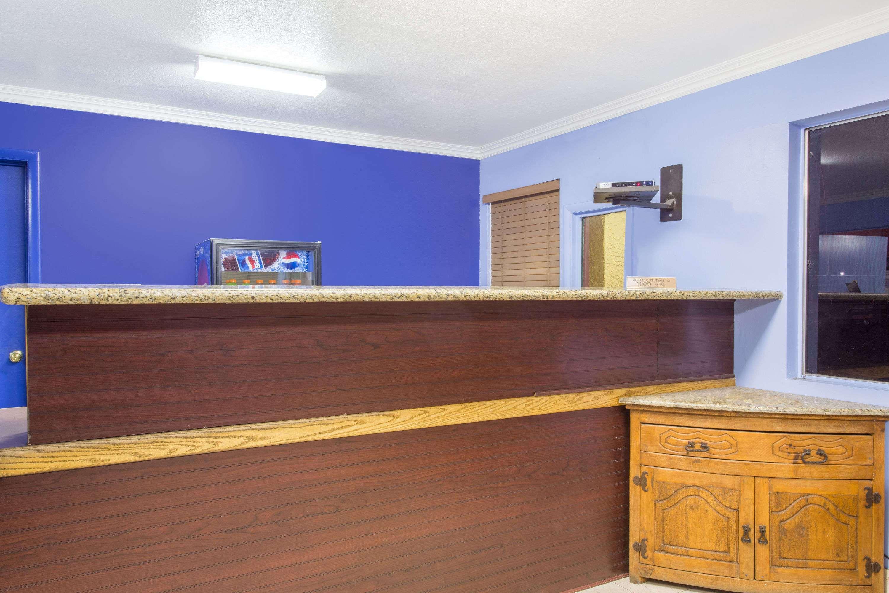 Vista Lobby Knights Inn Phoenix at N Black Canyon Hwy