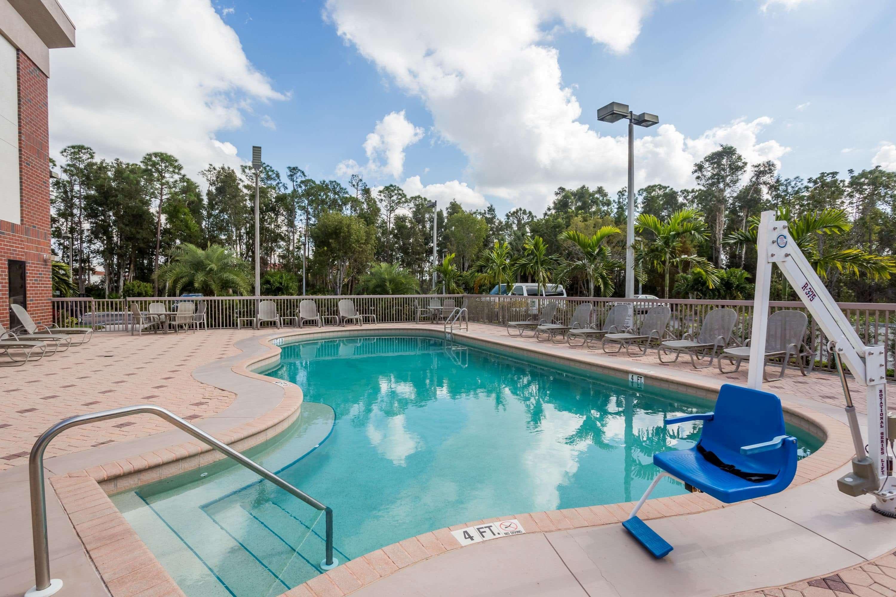 Vista Piscina Days Inn by Wyndham Fort Myers Nr JetBlue