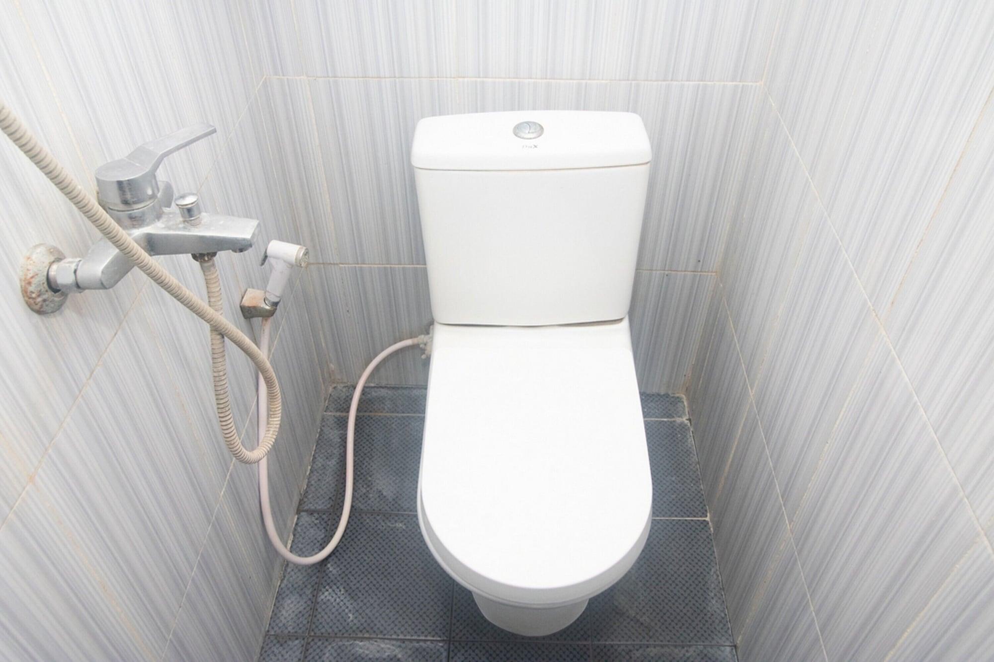 Equipamiento de Habitación RedDoorz Syariah near Stasiun Madiun