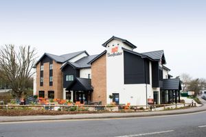 Alojamiento - Premier Inn Ware