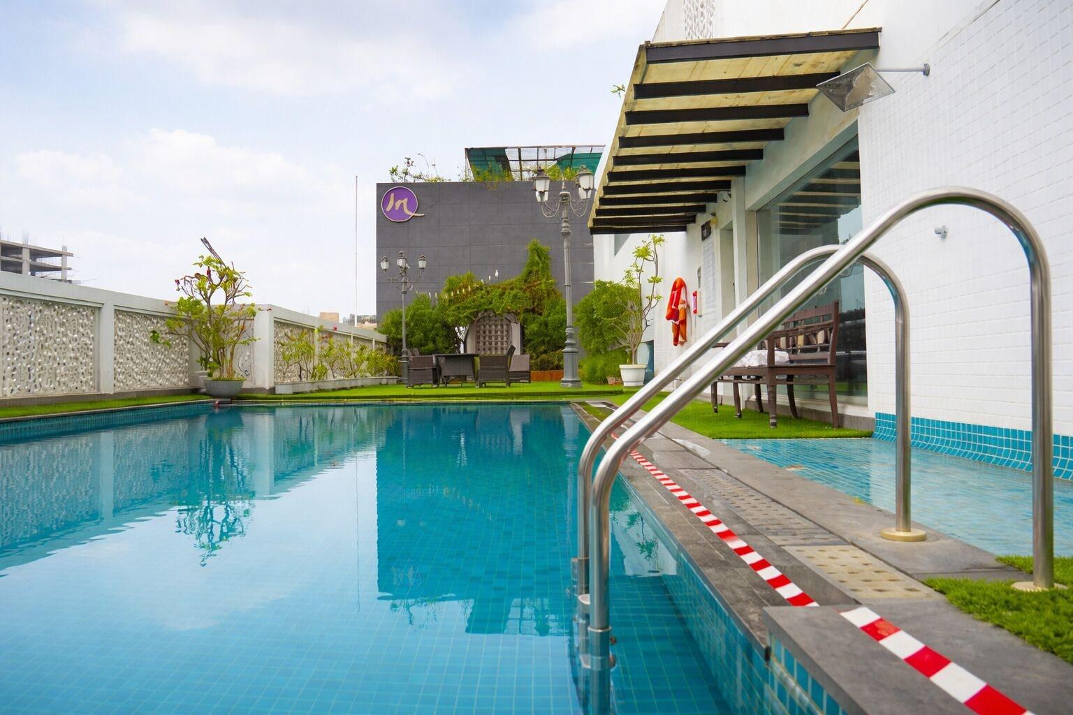 Vista Piscina Grand Mercure Vadodara Surya Palace Hotel