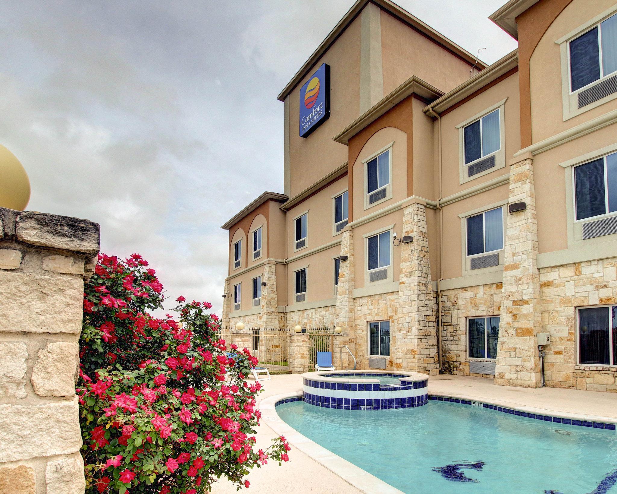 Vista Exterior Comfort Inn & Suites Alvarado
