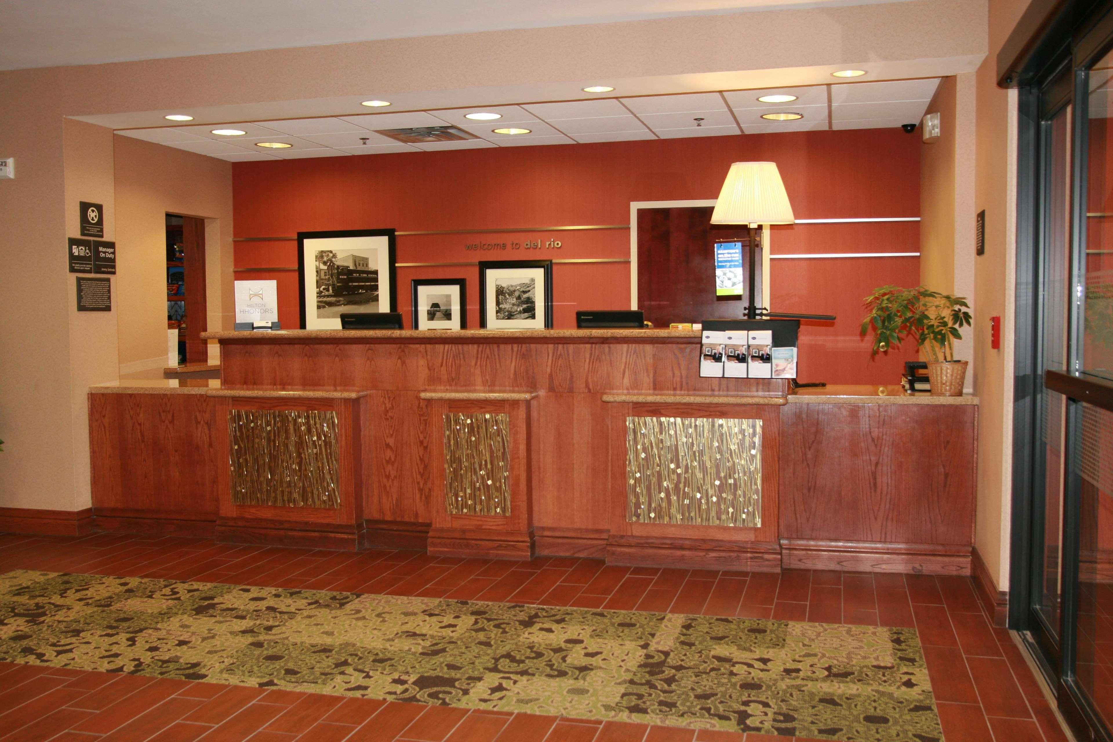 Vista Lobby Hampton Inn & Suites Del Rio