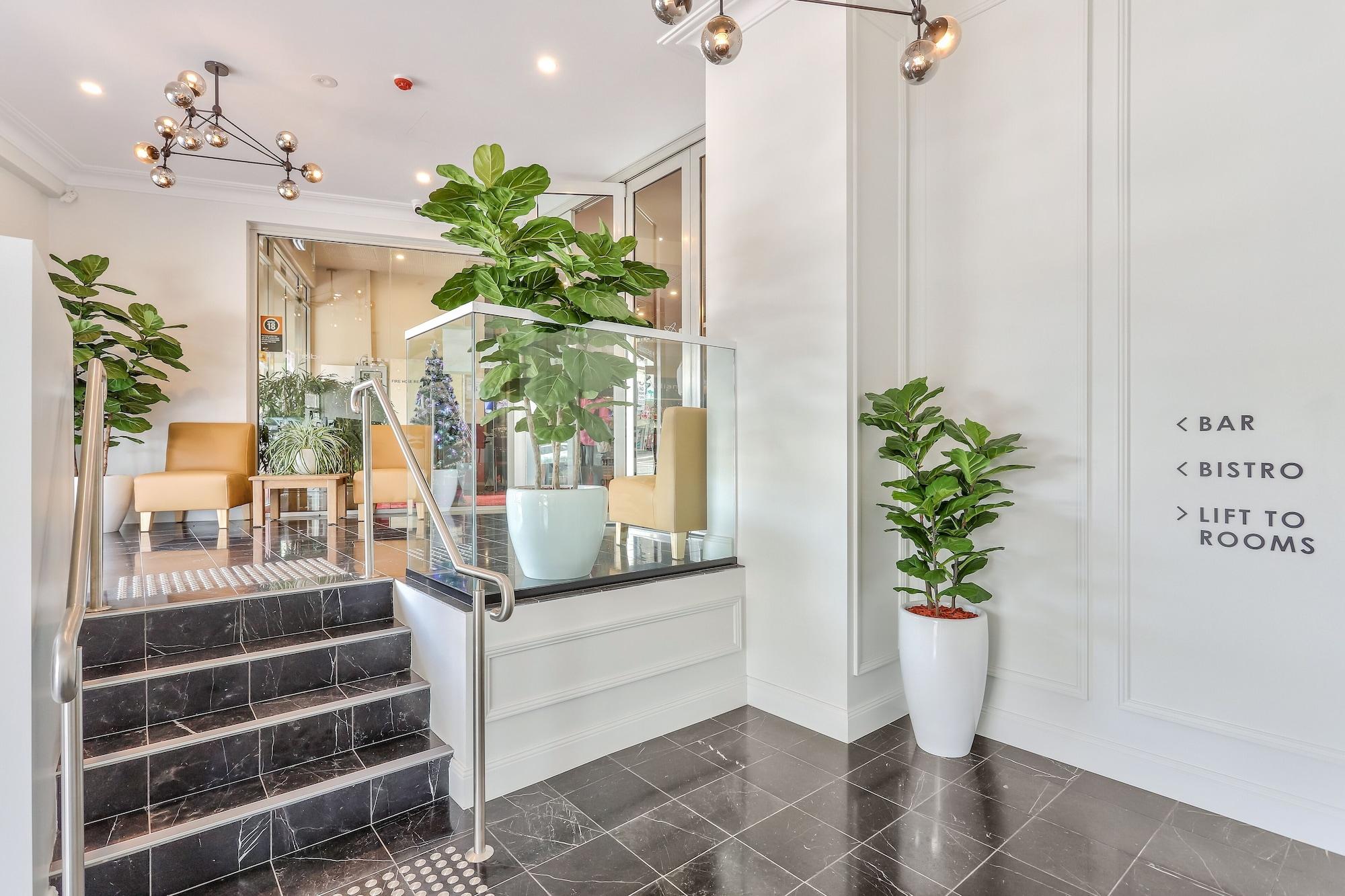 Vista Lobby Meridian Hotel