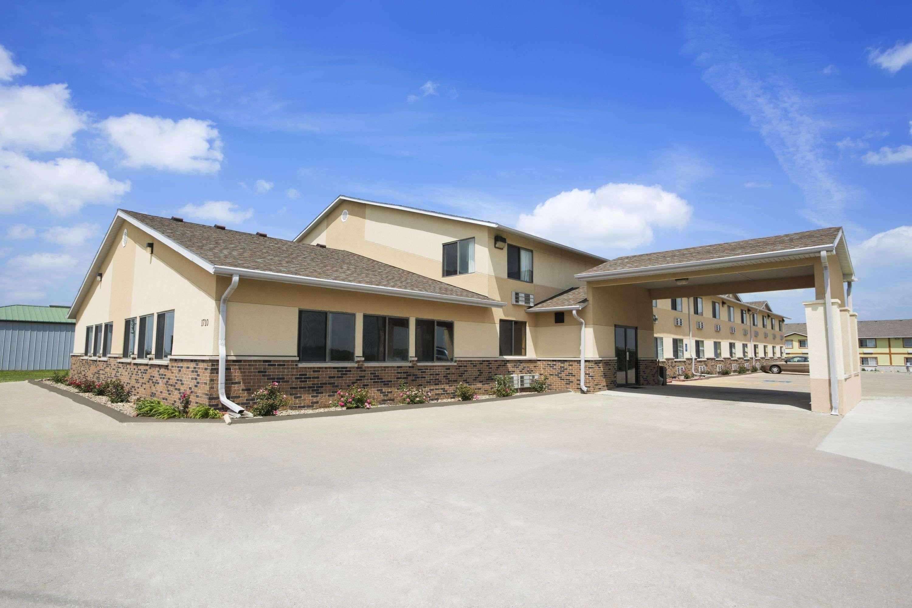 Vista Exterior Super 8 by Wyndham Cameron