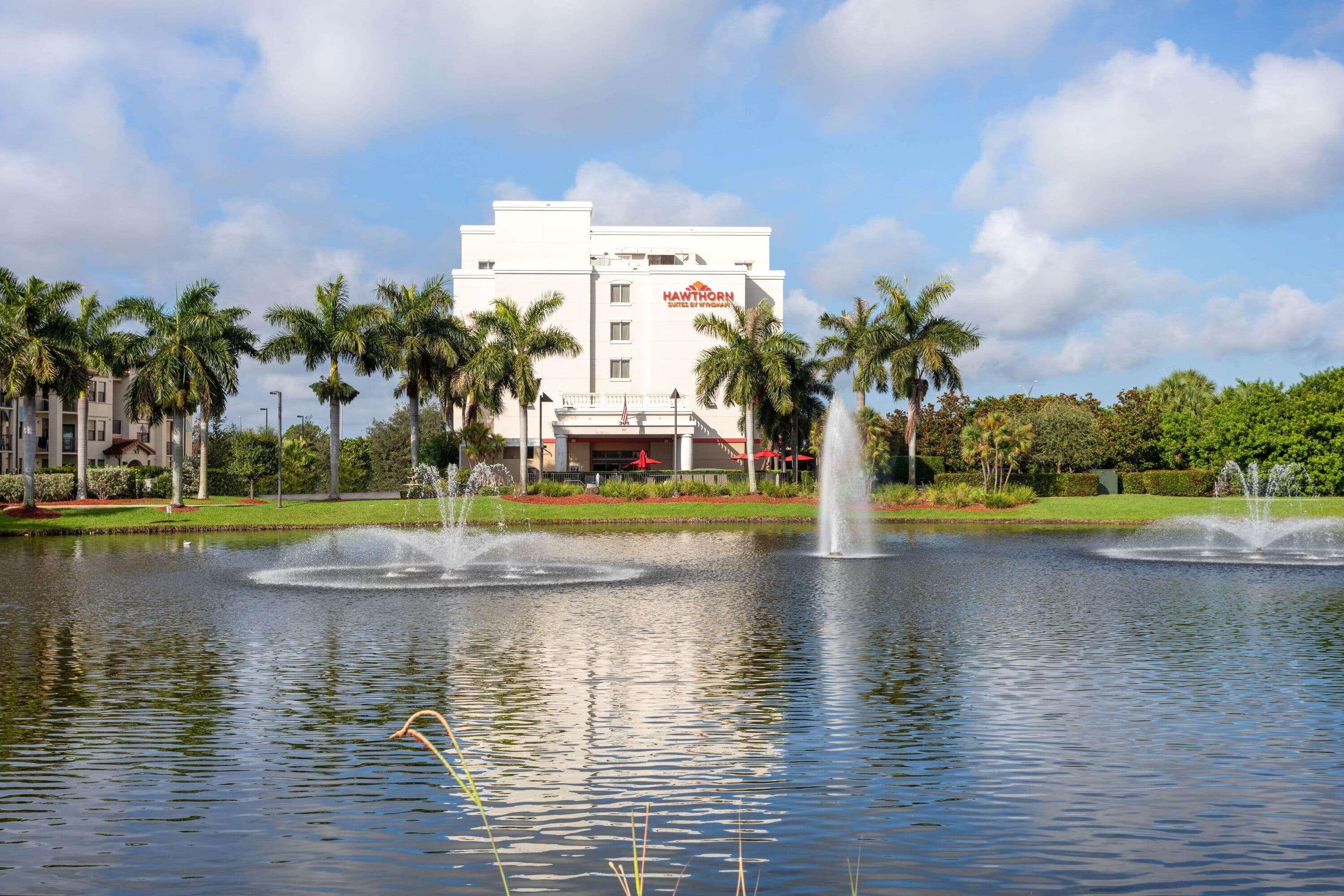 Vista Exterior Hawthorn Extended Stay by Wyndham West Palm Beach