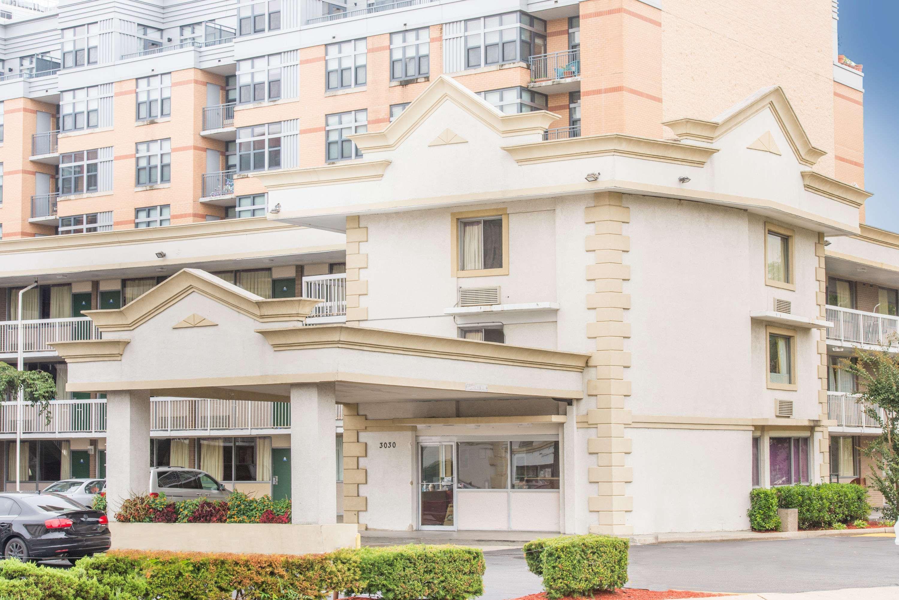 Vista Exterior Days Inn by Wyndham Arlington Pentagon