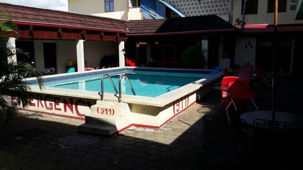 Vista Piscina Hotel Bar Emergency 911