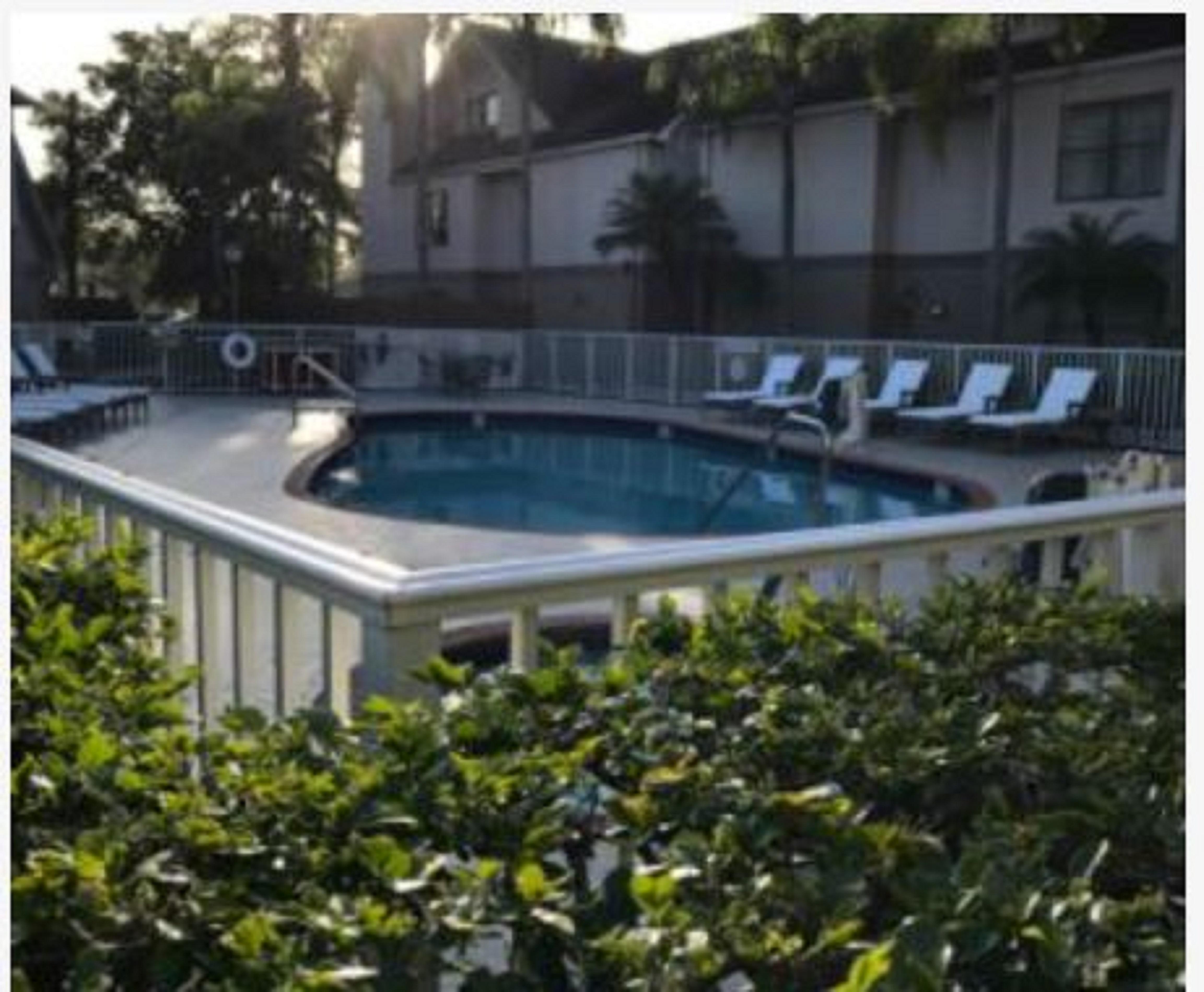 Vista Piscina Doral Inn & Suites Miami Airport West