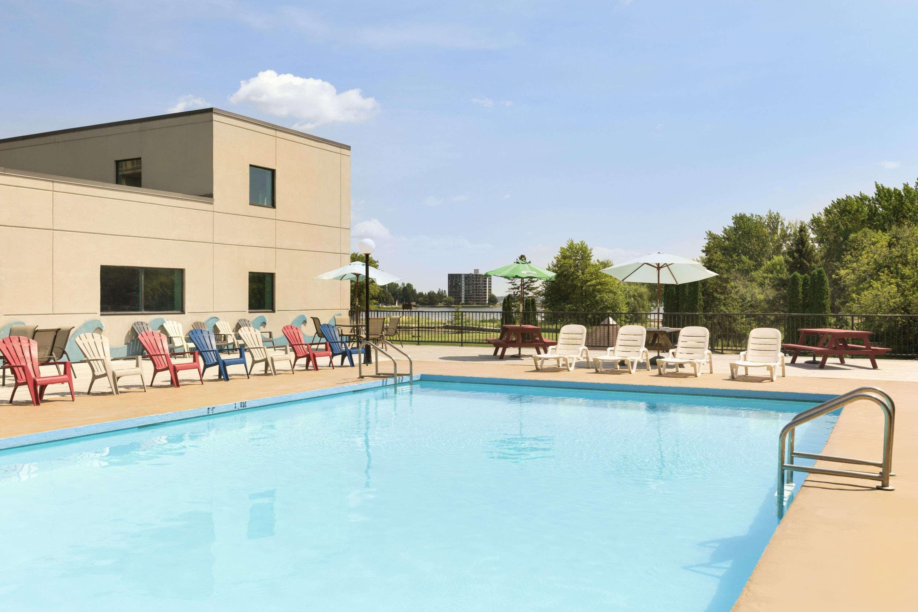 Vista Piscina Ramada by Wyndham Belleville Harbourview Conference Centre