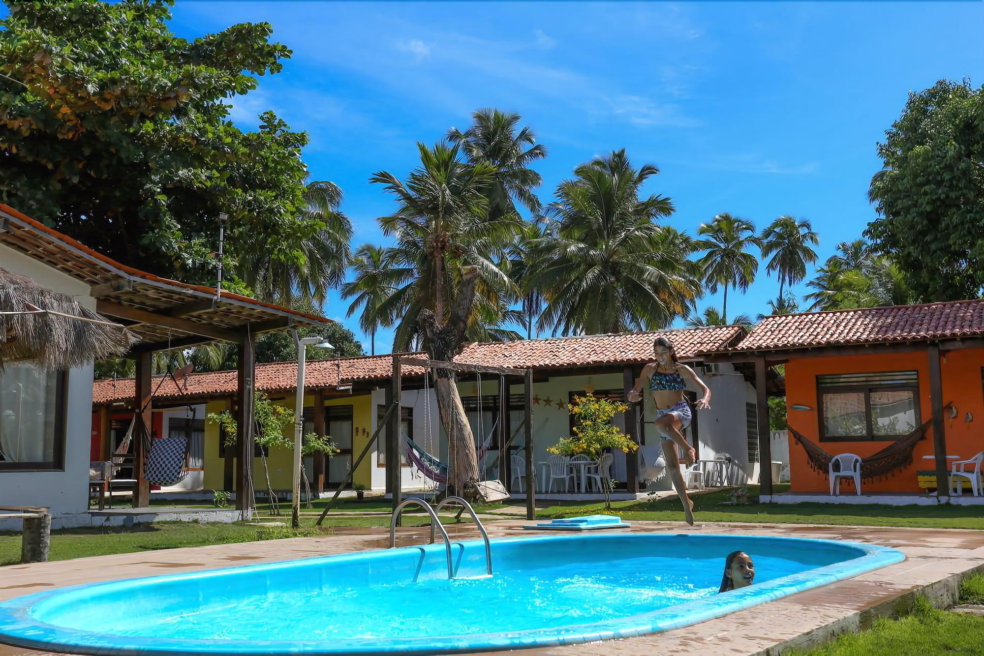 Vista da piscina Praias Brasileiras Chalés