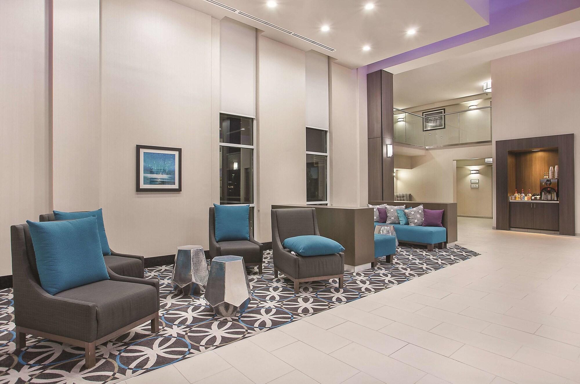 Vista Lobby La Quinta Inn & Suites by Wyndham Chattanooga - East Ridge