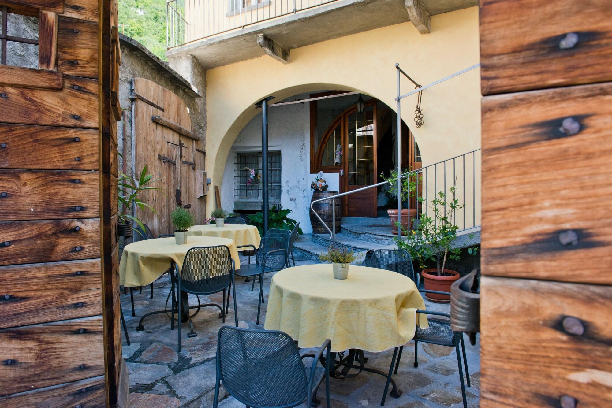 Bar/Salón Garni le Corti
