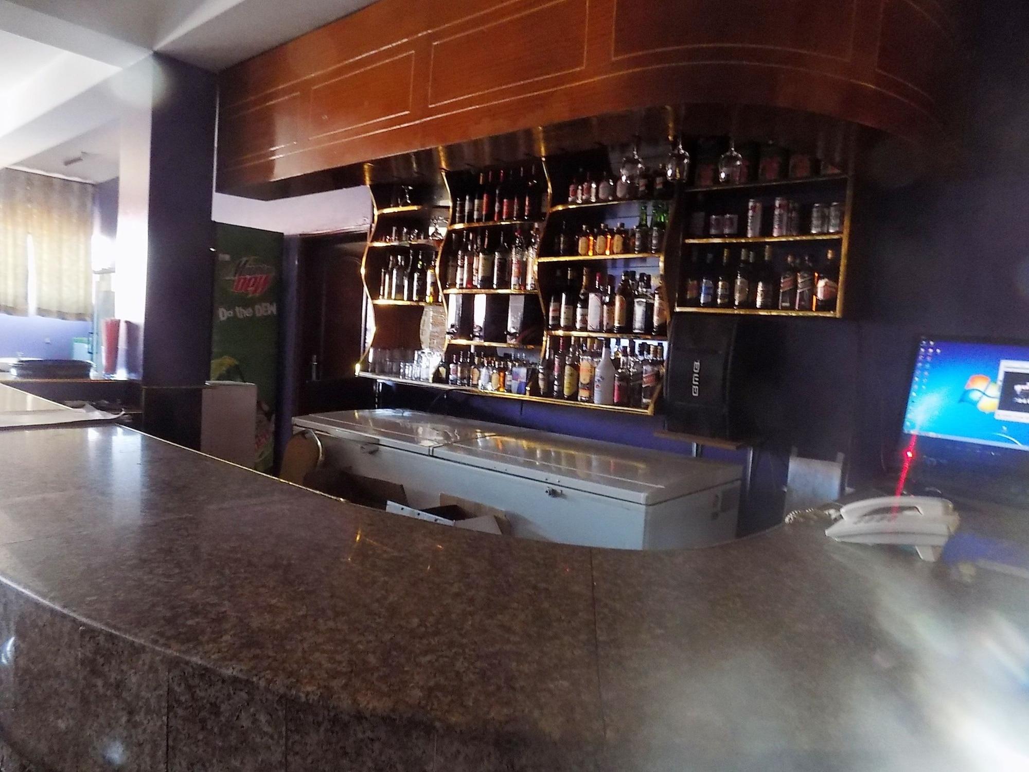 Bar/Salón G One Hotel