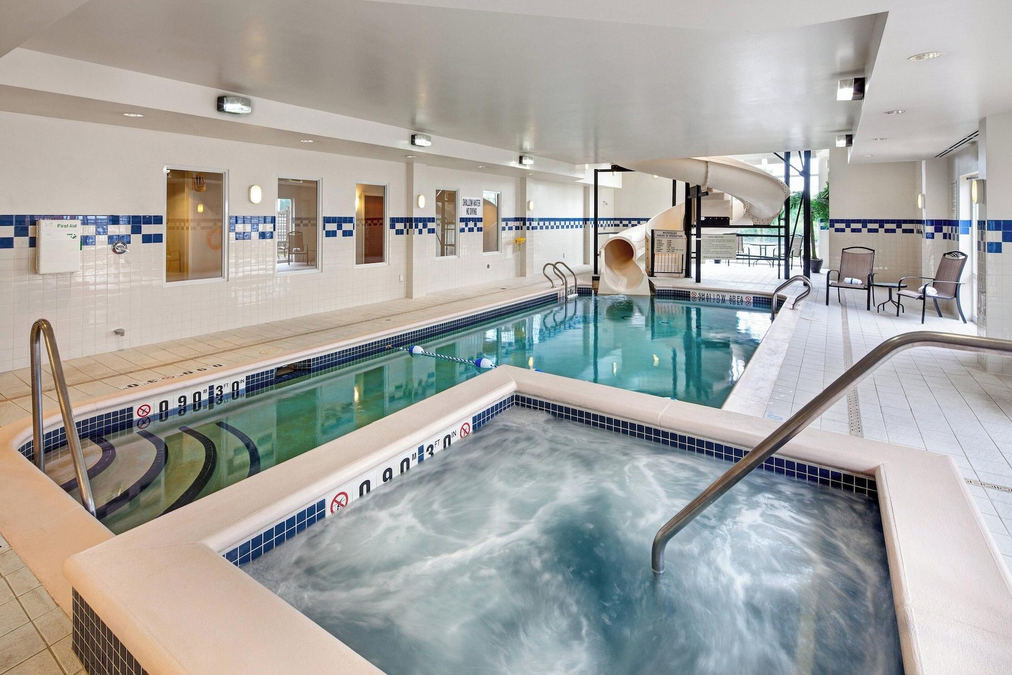 Vista Piscina Fairfield Inn and Suites by Marriott Toronto Brampton