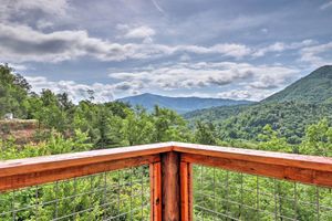 Alquiler Vacacional - Mountain Dew Cabin w/ Hot Tub & Scenic Views!