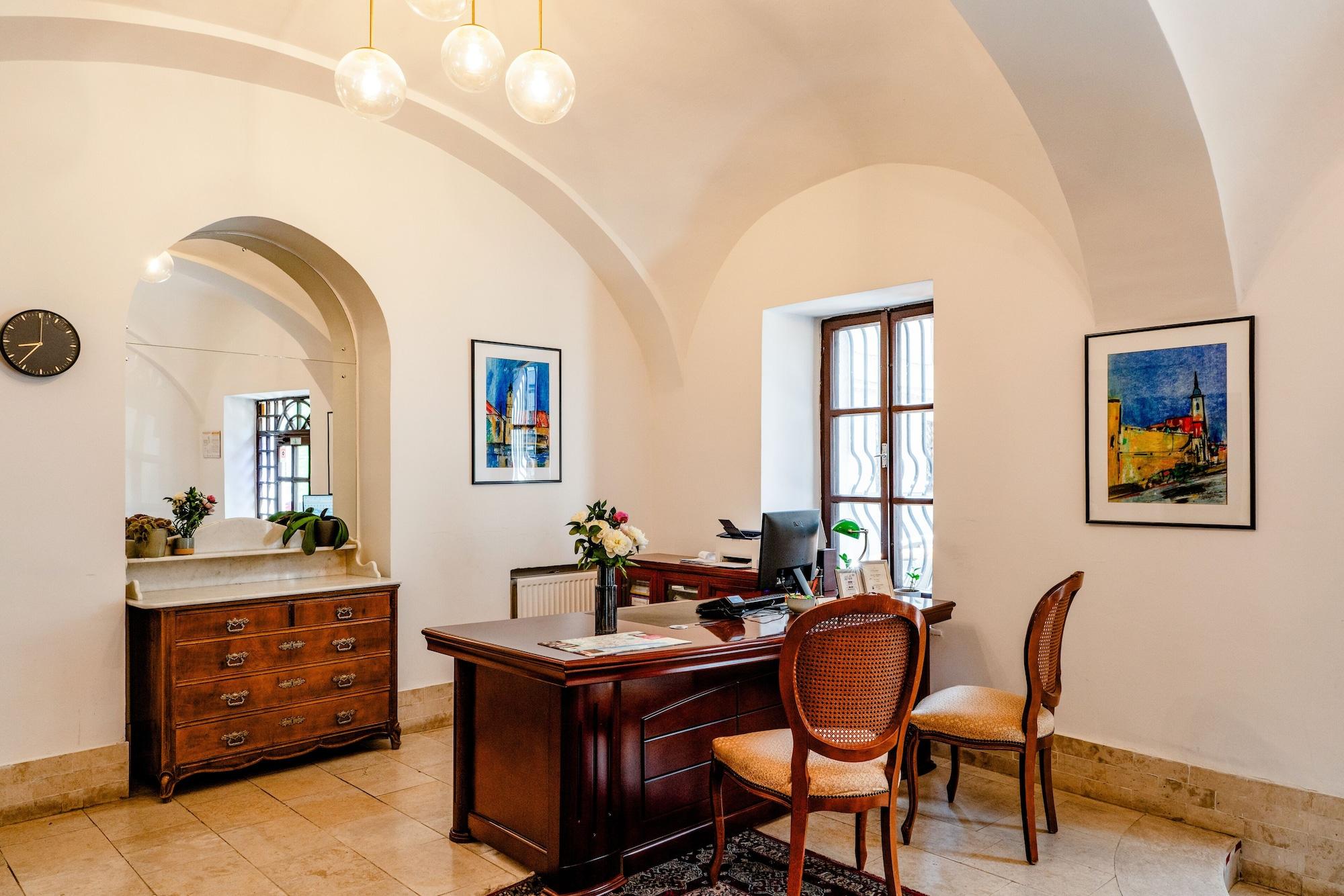 Vista Lobby BlueBell Hotel