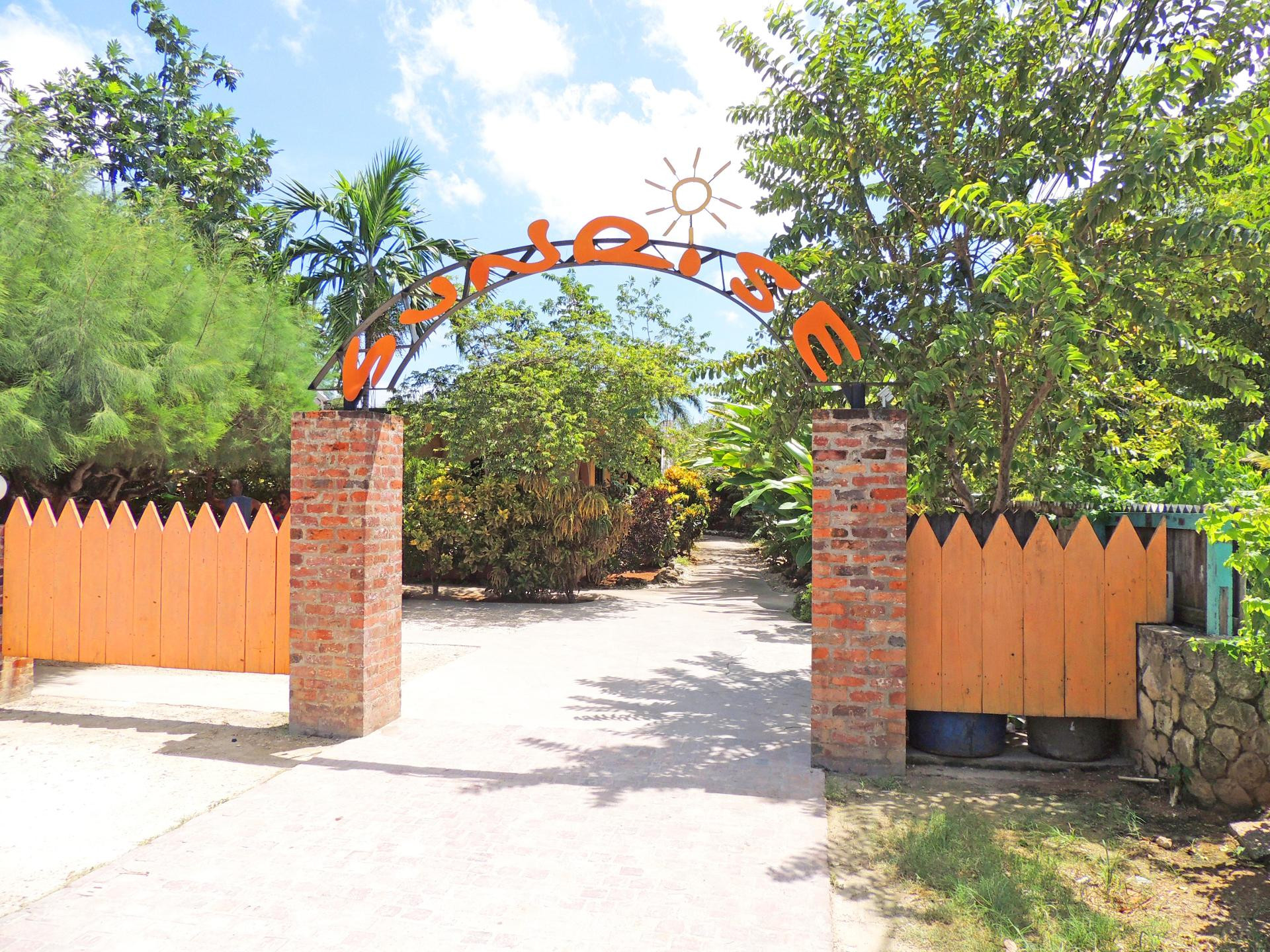 Vista Exterior Sunrise Club Hotel Restaurant & Bar