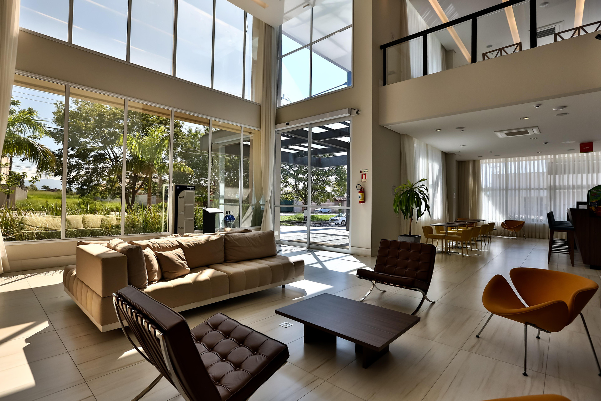 Bar/Salón Summit Suítes Hotel Pindamonhangaba